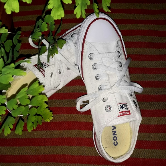 Converse Shoes - LIKE NEW CONVERSE TENNIS SHOES